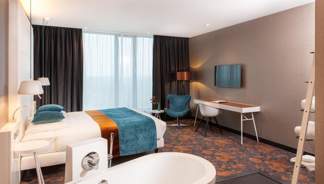 Bedroom and bathroom Superior Hotel Room Hotel Veenendaal
